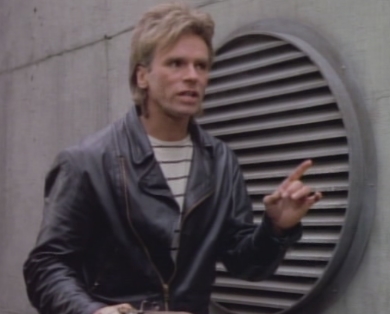 Angus MacGyver Trucs et Astuces - 4x06 Une Sacr�e Famille - MacGyver et sa veste en cuir noire, que l'on retrouve r�guli�rement au cours de cette saison.